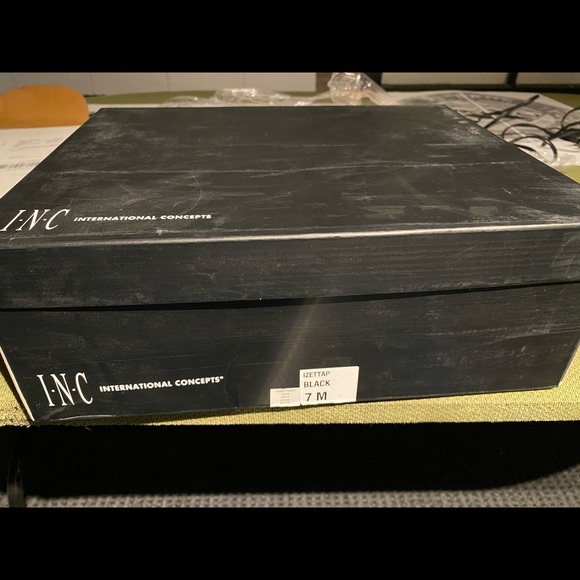 Woman’s boots - Picture 4 of 5